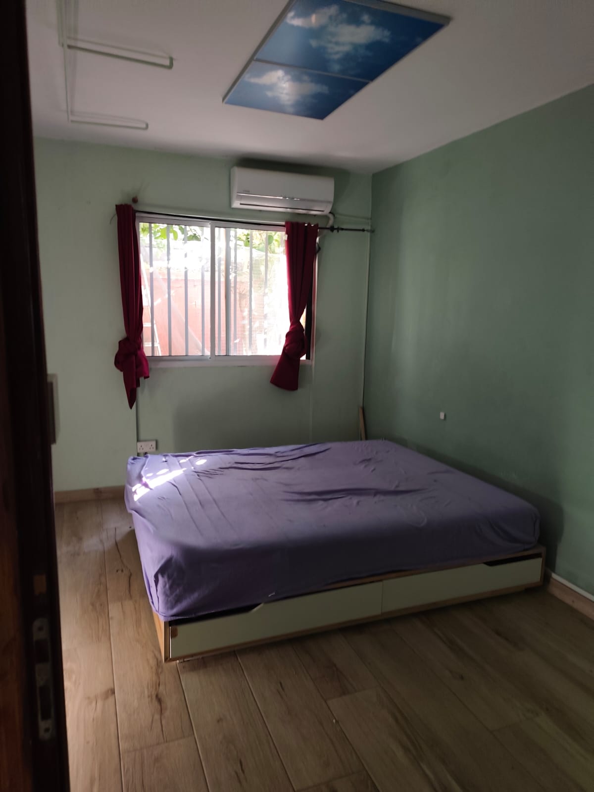 Renovated semi-basement house with garden access