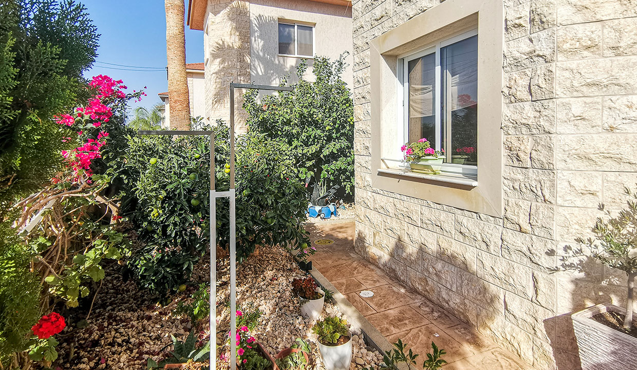 4-Bedroom Villa in Liopetri w/Title Deeds
