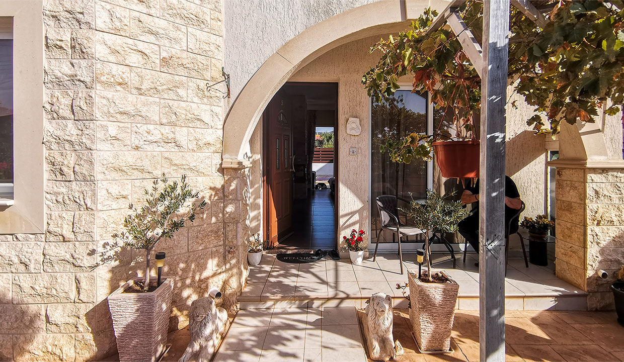 4-Bedroom Villa in Liopetri w/Title Deeds
